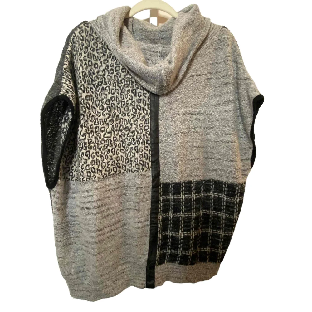 Curio New York Womens Black Gray Patchwork Poncho Style Sweater‎ Size M